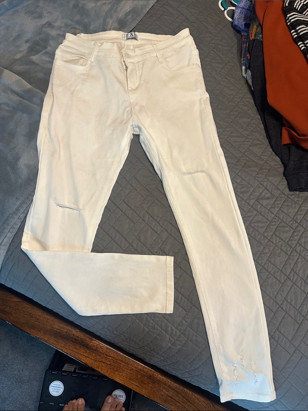 White Skinny Jeans with Subtle Distressing